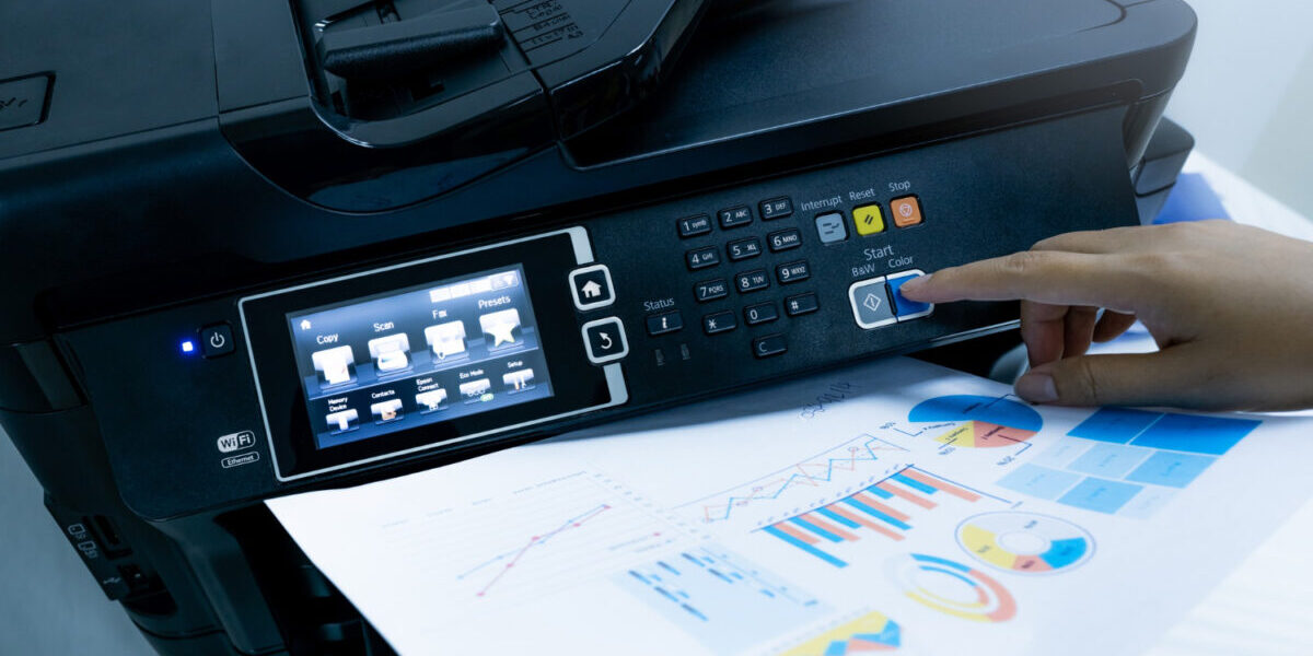 trabajador-oficina-imprime-papel-impresora-laser-multifuncion-copia-impresion-escaneo-maquina-fax