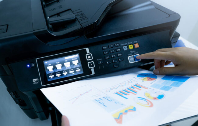 trabajador-oficina-imprime-papel-impresora-laser-multifuncion-copia-impresion-escaneo-maquina-fax