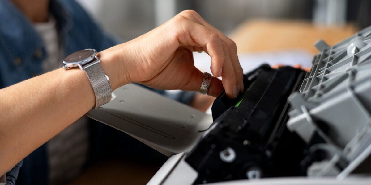 trabajador-vista-lateral-usando-impresora Recambios-ofimaticasz