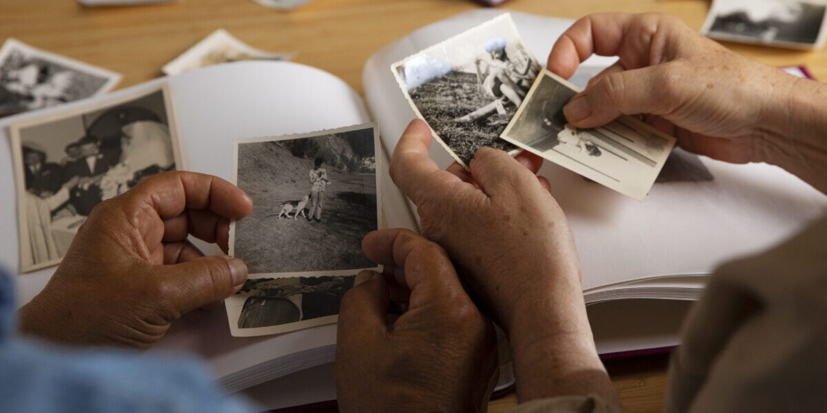 people-looking-picture-album Renting impresoras emergencias DANA Valencia